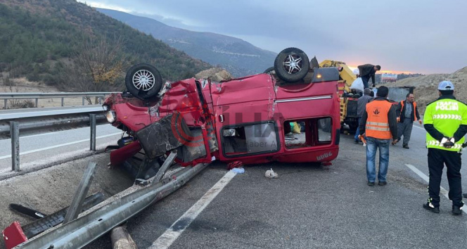 D100de bariyerlere çarpan minibüs takla attı: 2 yaralı