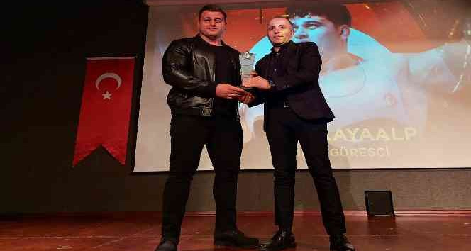5. kez dünya şampiyonu olan Milli Güreşçi Rıza Kayaalp’e ödül