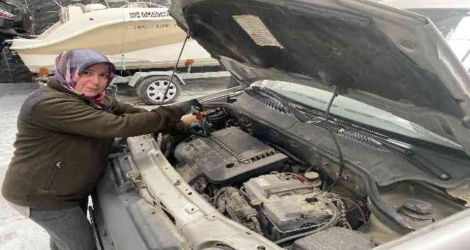 Erkek ustalara taş çıkarıyor, otomobillerin motorunu tamir ediyor