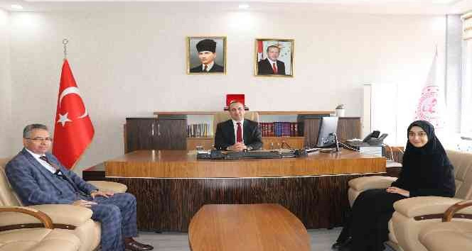 Bingöllü öğrenci "Bana Maviyi Anlat’ şiiriyle Türkiye birincisi oldu