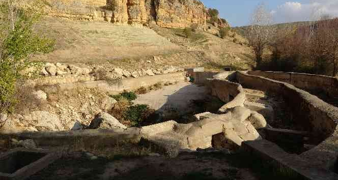 Akarsu kurudu, ortaya çıkan mağara tehlike saçıyor