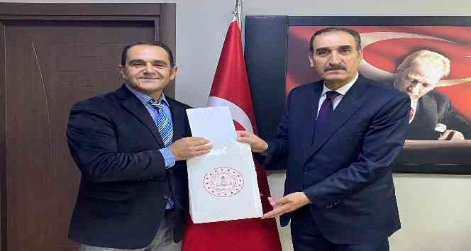 Resim yarışmasında birinci olan öğretmene hediyesi takdim edildi