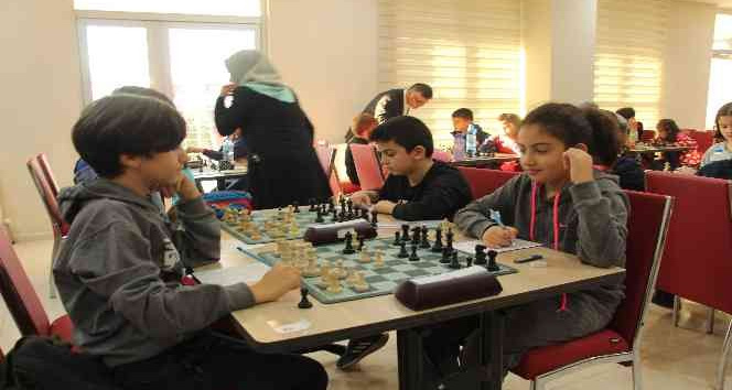 Siirt’te satranç turnuvasında anne oğluna rakip oldu