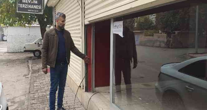 Hırsız çalacak bir şey bulamayınca dükkanın kapısını götürdü
