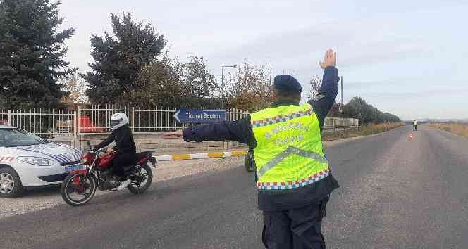 Jandarma ekipleri, motosiklet sürücülerine "Reflektif" yelek dağıttı
