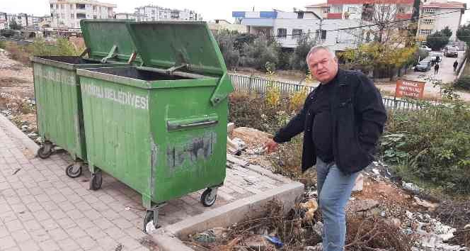 Çöpe atılan çuvaldan yavru köpekler çıktı