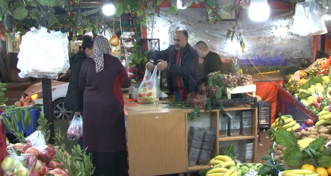 Manav çalışanı uyudu, hırsız peyder pey manavı soydu