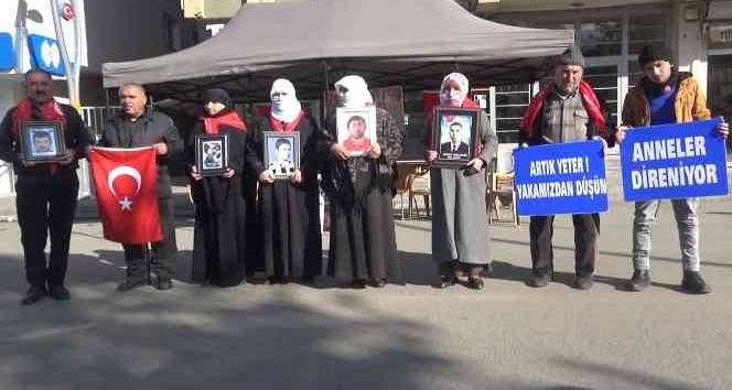 Evlatları için HDP önünde nöbet tutan anne: "Evlatlarımızı HDP’den, PKK’dan istiyoruz"