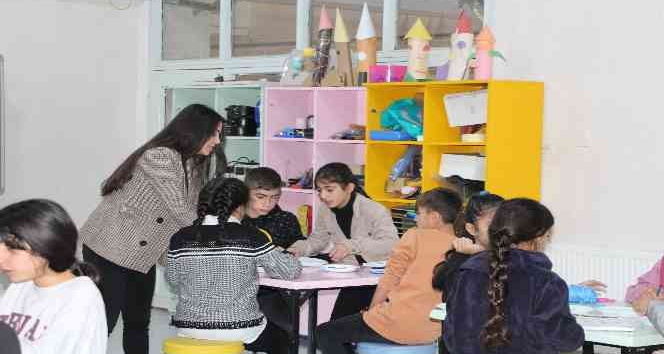 Uludere’de atandığı köy okulunda öğrencilerin rol modeli olan Sinem öğretmen görev süresini uzattı