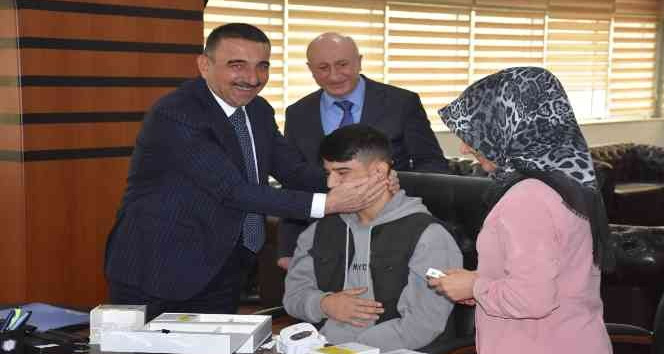 Vali Hacıbektaşoğlu, işitme engelli çocuğa ses oldu