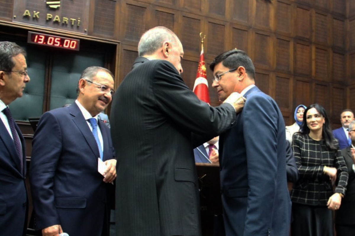 İYİ Parti&#039;den AK Parti&#039;ye geçen Özcan&#039;a rozetini Cumhurbaşkanı Erdoğan taktı
