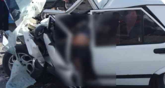Isparta’da otomobil yol süpürme aracına çarptı: 2 ölü