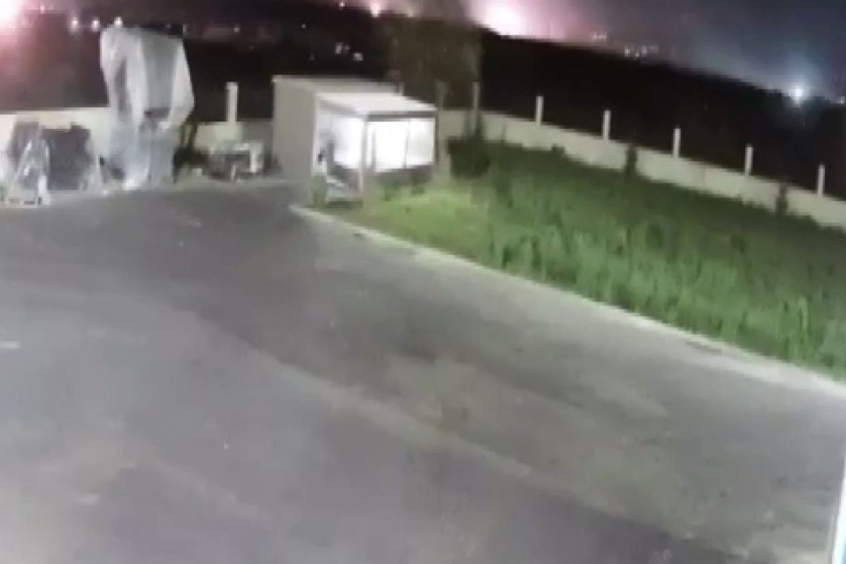 Deprem sırasında ışık patlaması görüldü: Sarsıntının ürküten etkisi kamerada