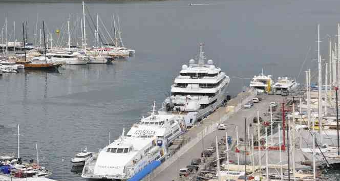 Cayman Adaları bayraklı Türkiye yapımı yat Fethiye’ye geldi