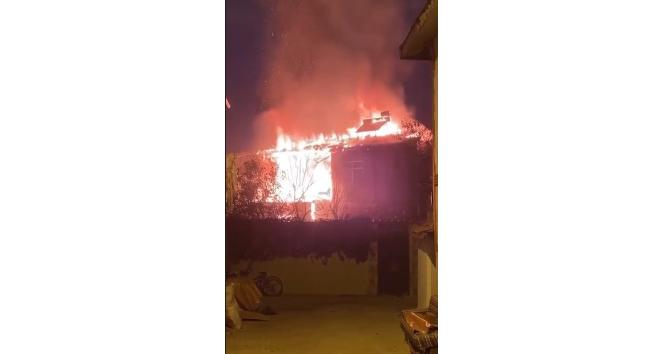 Tokat’ta iki katlı ahşap ev alevlere teslim oldu