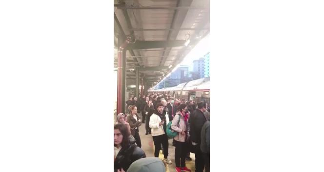 Marmaray’da seferler yapılamadı, duraklarda kalabalık oluştu