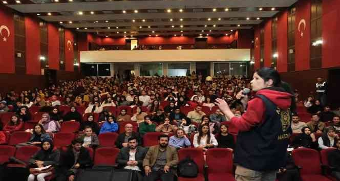 Jandarma ve polisten üniversite öğrencilerine ’flört şiddeti’ eğitimi