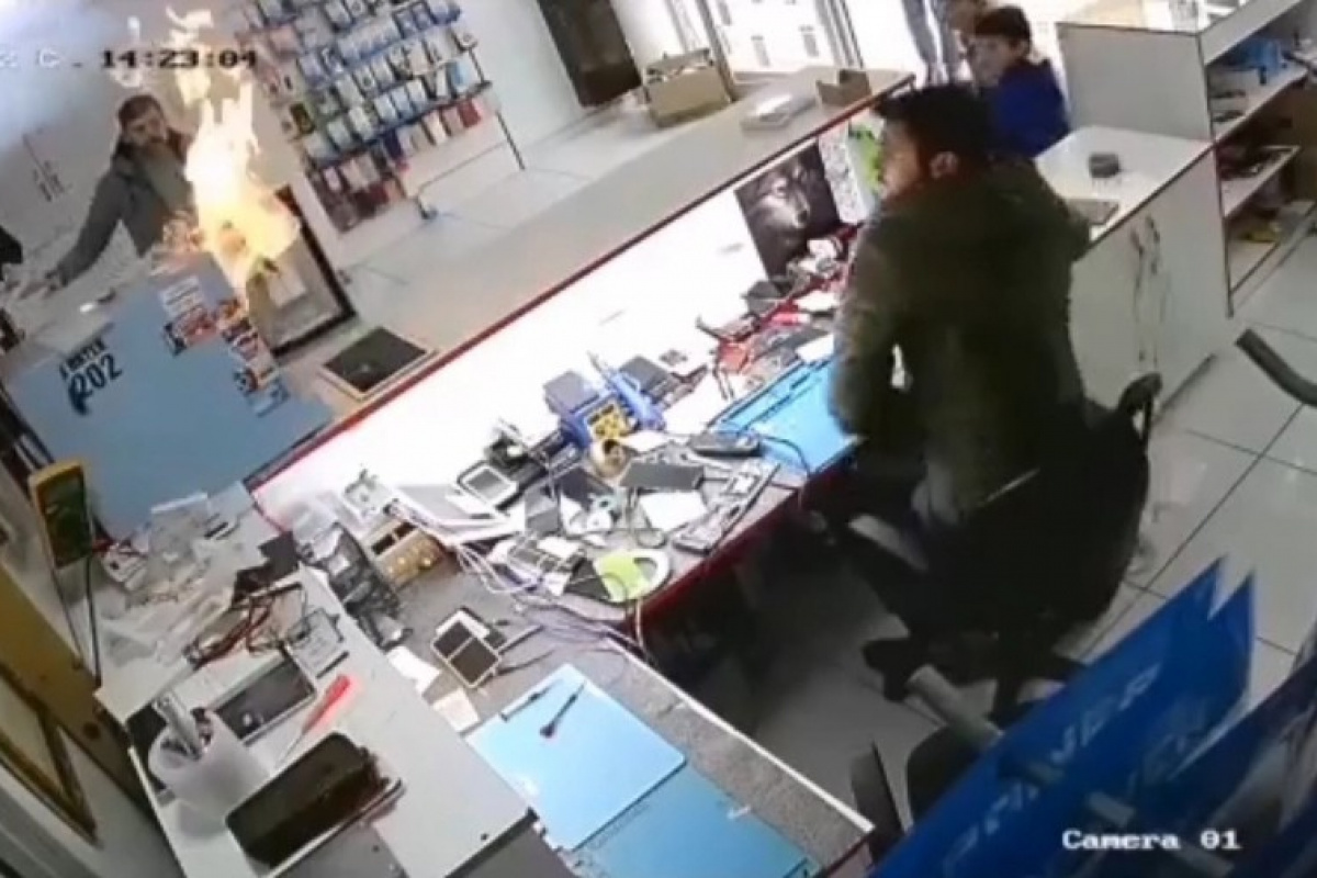 Cep telefonu bomba gibi patladı