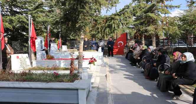 Ahlatlı şehitler kabirleri başında anıldı