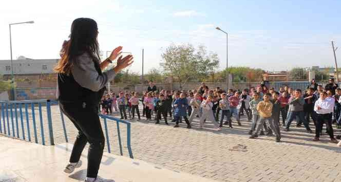 Silopili öğrenciler sabah derslerine müzik eşliğinde başlıyorlar