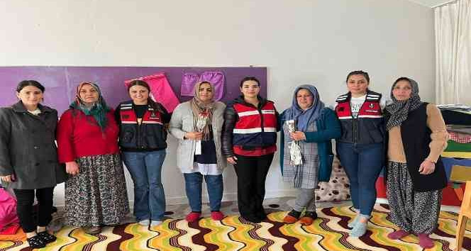 Bingöl’de jandarma, öğretmenlerin gününü kutladı