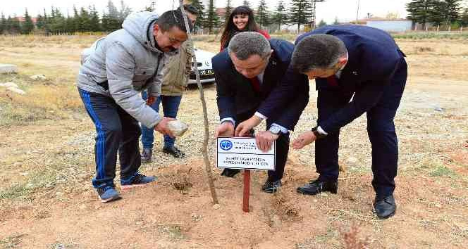 KMÜ’lü öğrenciler Karamanlı şehit öretmenler anısına fidan dikti