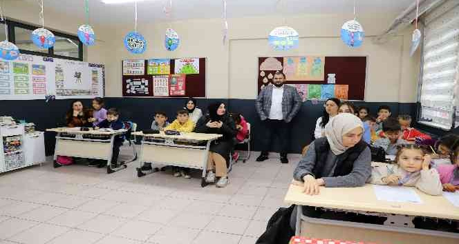 16 yıl sonra mezun öğrencilerini karşısında gördü, gözyaşlarını tutamadı