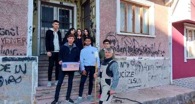 Öğrenciler Öğretmenler Günü’nde emekli öğretmen çiftin evinin duvarını boyadı