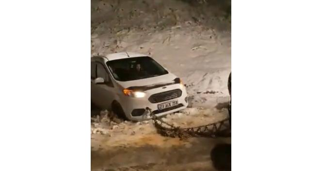 Karda mahsur kalan vatandaşların imdadına ekipler yetişti