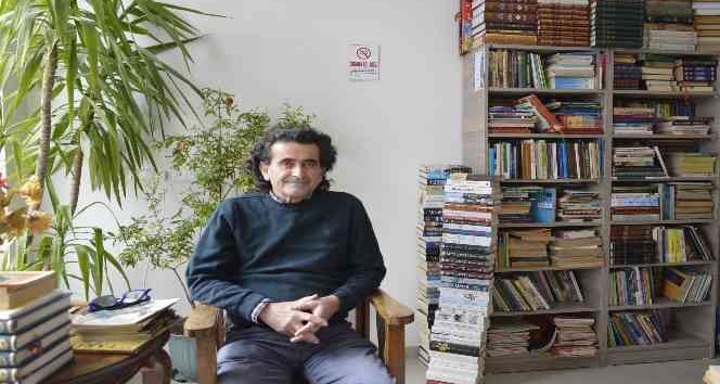 Emekli doktor sahafın bin kitapla başlayan serüveni 15 bin kitaba ulaştı