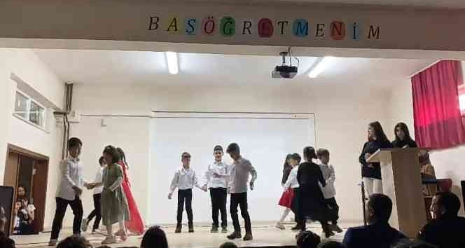 Arkadaşı hastalanan öğrenciye sahnede okul müdürü eşlik etti