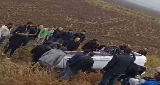 Batman’da otomobil kayganlaşan yolda şarampole yuvarlandı: 5 yaralı