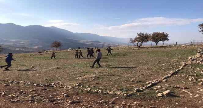 Eruh’ta park ve halı sahası olmayan çocuklar, valiye seslendi