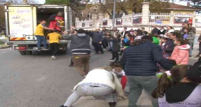 Ücretsiz dağıtılan ürünleri alabilmek için kıyasıya yarıştılar