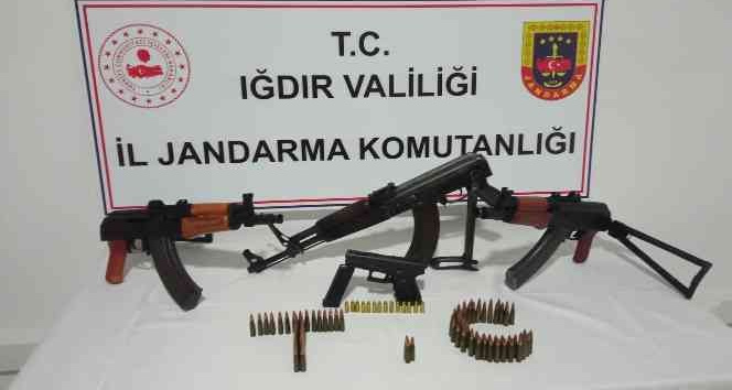 Iğdır’da durdurulan araçta kalaşnikof çıktı: 2 tutuklu