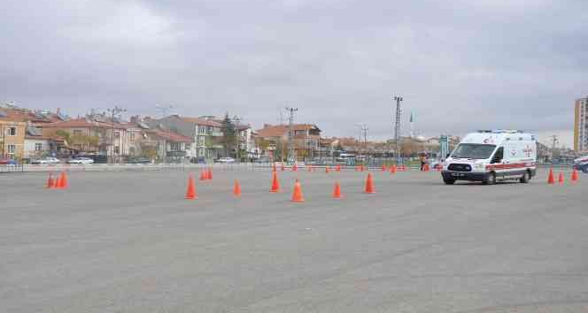 Karaman’da kadın sağlıkçılara ambulans sürüş eğitimi verildi