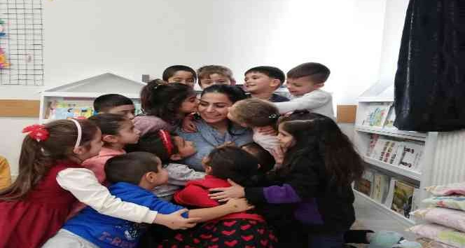 Fedakâr öğretmen, sınıfta oluşturduğu Montesorri Merkezi’nde minik kalpleri hayata hazırlıyor