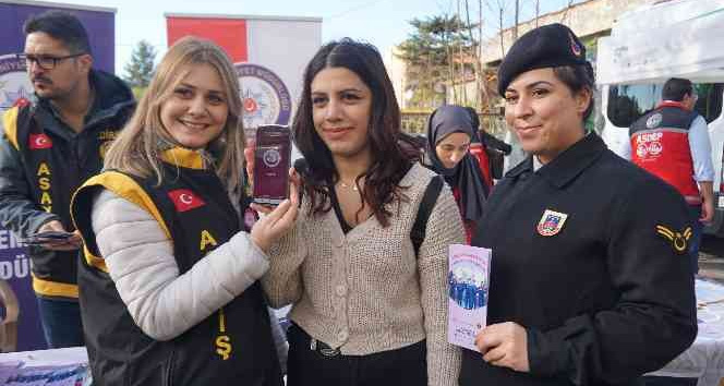 Edirne’de ’Kadına Yönelik Şiddetle Mücadele’ standı yoğun ilgi gördü