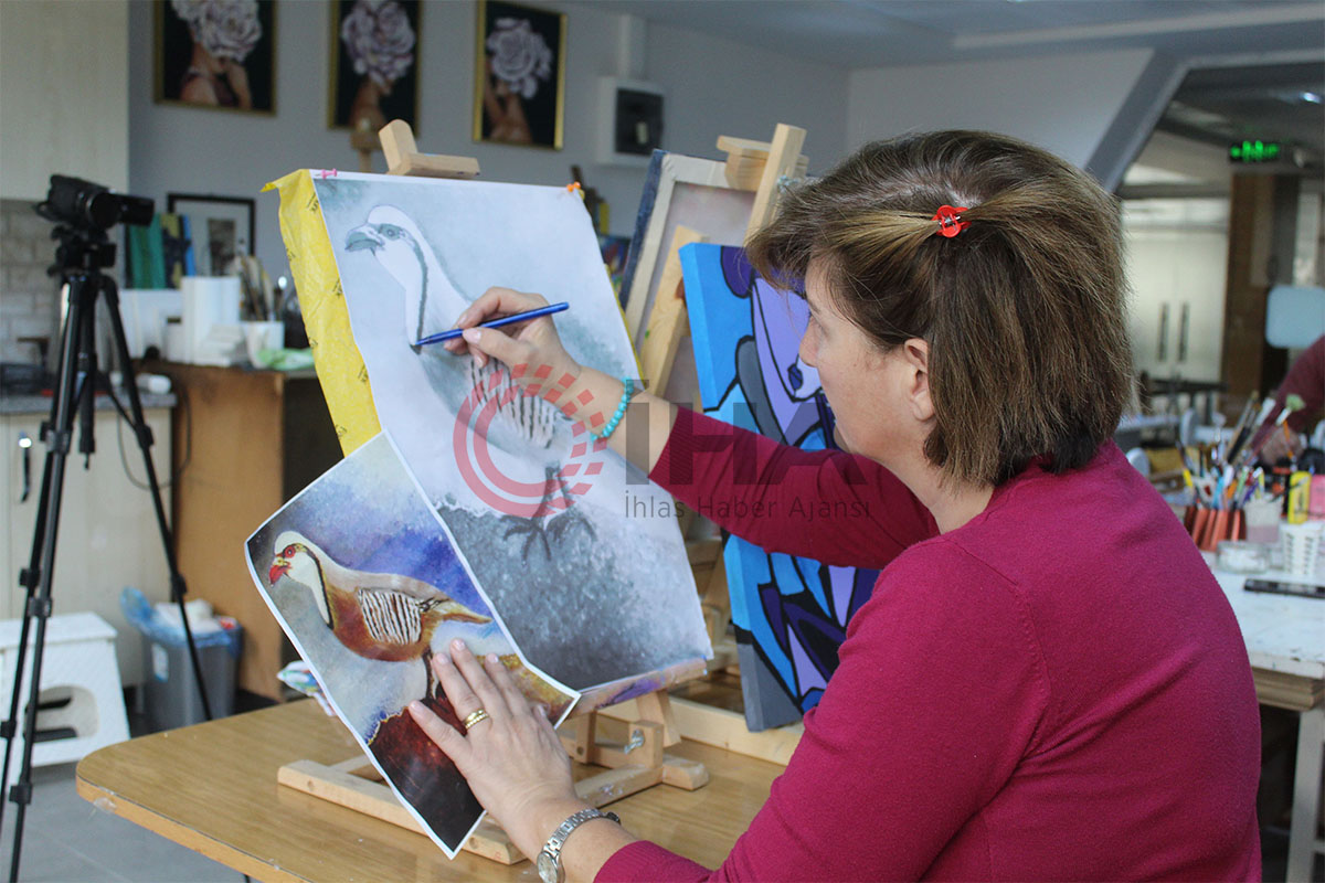 Sinoplu kadınlar tuvalleri hayalleriyle süslüyor