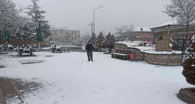 Aksaray’a mevsimin ilk karı yağdı