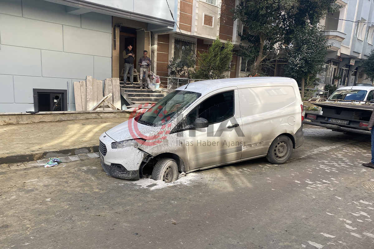 Avcılar’da otomobil seyir halindeyken yol çökünce oluşan çukura düştü