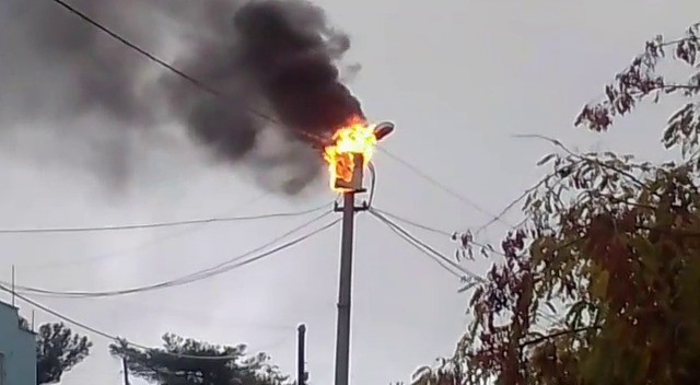 Siirt’te elektrik direğinden çıkan alevler korkuttu