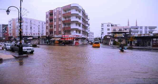 Sağanak yağış Cizre’de hayatı olumsuz etkiledi