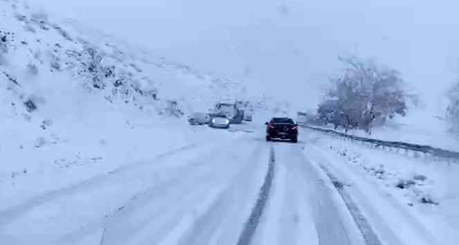 Bitlis’te kar yağdı, çok sayıda araç yolda kaldı
