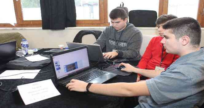 Lise öğrencileri Türkiye’de ilk olan girişimcilik programı ile proje geliştiriyor