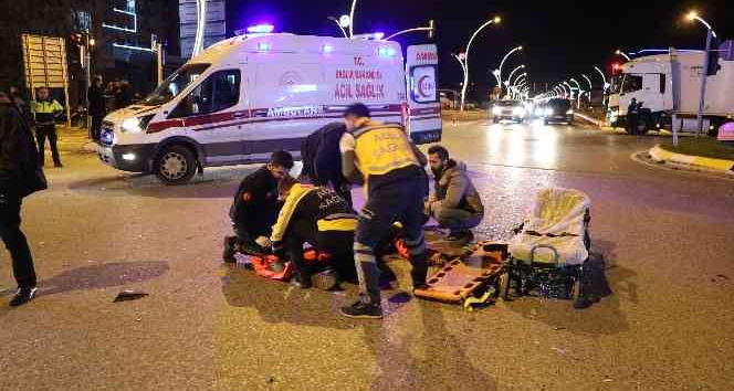 Otomobille motosikletlinin karıştığı kazada kurye yaralandı