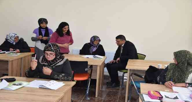 Iğdır’da okuma yazma kursu ilgi görüyor