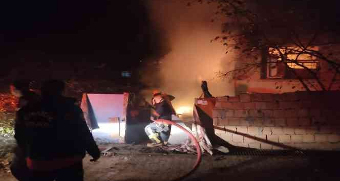 Yalova’da alevlere teslim olan tek katlı ev küle döndü