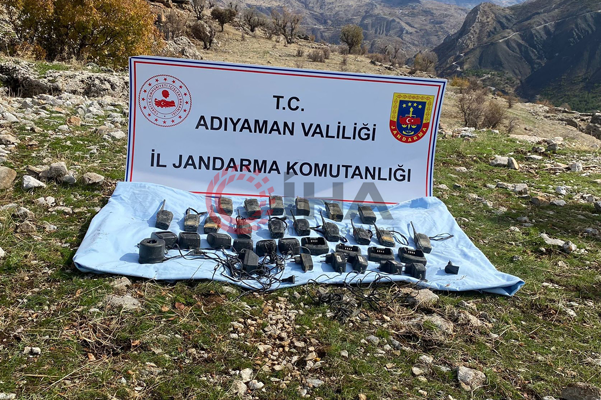 Terör örgütü PKK&#039;ya ait toprağa gömülü telsizler ele geçirildi