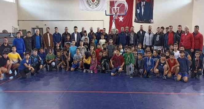 Öğretmenleri için mindere çıktılar